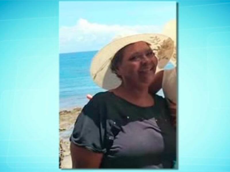 A pensionista foi visitar a filha, a policial militar
Jacivane Moreira Barbosa, atingida por quatro tiros durante um assalto, na
semana passada no bairro dos Barris. Com problemas de circulação, diabetes e
pressão alta, a idosa ficou com a saúde mais fragilizada desde que recebeu a
noticia da internação da filha