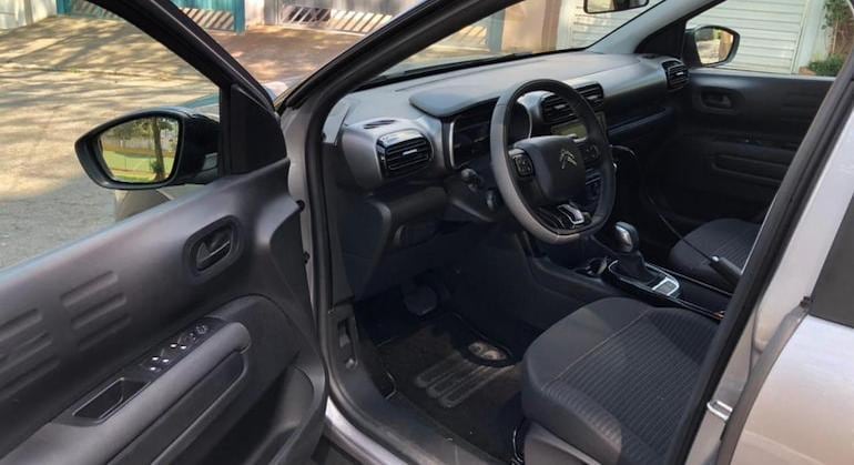 Posição de dirigir é adequada e mais baixa do que da maioria dos crossovers