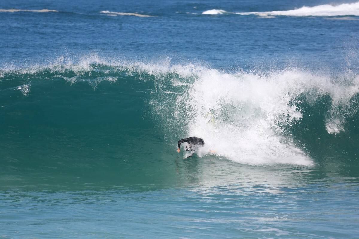 Cauã Reymond surfou no Recreio dos Bandeirantes nesta segunda-feira (21)