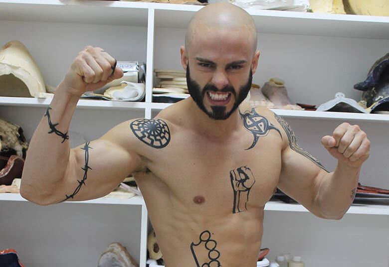 Muitas
pessoas devem se perguntar como são feitas as tatuagens que cobrem o corpo de
atores da televisão. Como mágica, elas desaparecem e o profissional surge nas
telinhas sem qualquer desenho, pronto para dar vida ao próximo personagem. O
R7 decidiu, então, matar a curiosidade do público com a ajuda de Raphael
Montagner, o neonazista Enzo de Vitória. Mais de dez símbolos são
“estampados” na pele do artista. Navegue nesta galeria e se impressione!

+ Laíza vai atrás de Iago e provoca Priscila. Assista!
+ “Fãs fazem campanha na internet para Jorge encontrar um amor”, conta André di Mauro+ Será que Marcos Pitombo esconde tatuagem no corpo sarado? Descubra!





