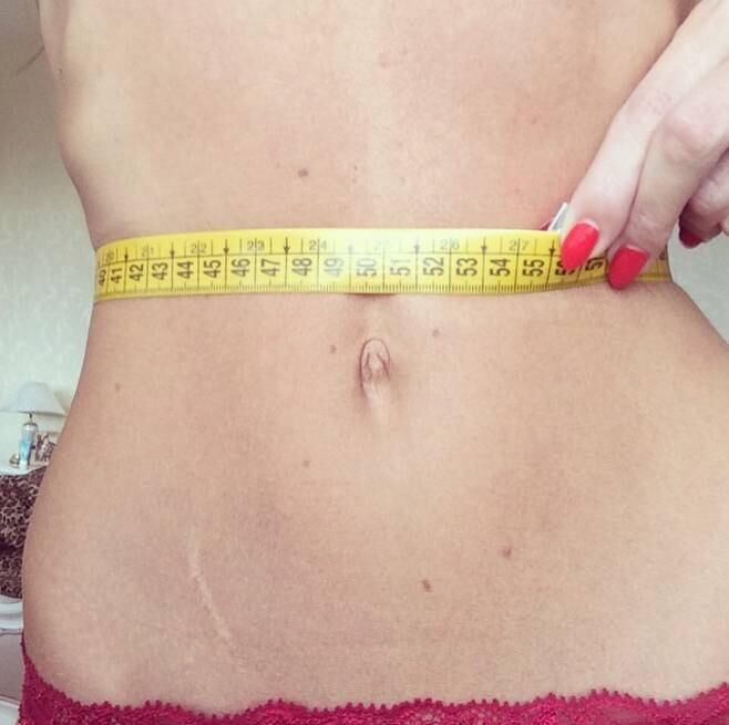 A loira postou uma foto mostrando que tem apenas 55 cm