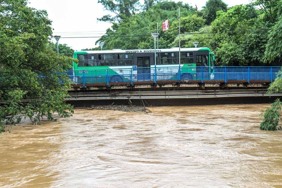 O rio Atibaia transbordou e alagou a praça Beira-Rio, no
distrito de Sousas, deixando um ônibus e vários bairros alagados
*Com informações da Agência Estado