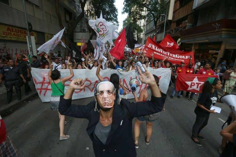 Manifestantes também pedem o afastamento de Cunha