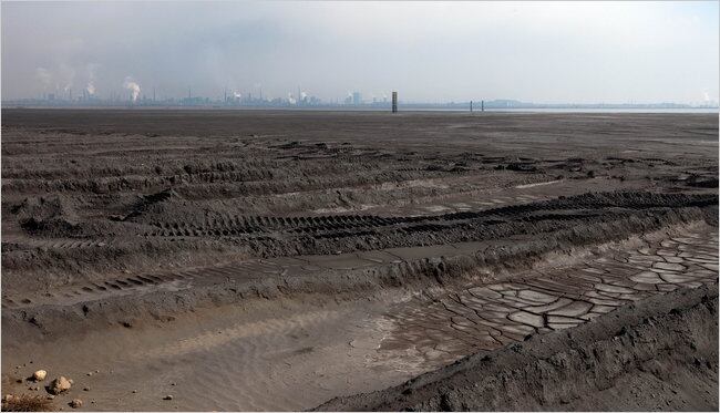 Segundo os participantes do Unknown Fields o cheiro de enxofre é quase insuportável nas proximidades do lago