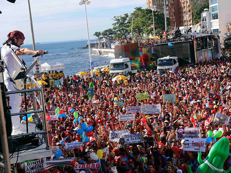 Durante a passagem pela Barra, Bell contou com a ajuda dos foliões para cantar algumas músicas