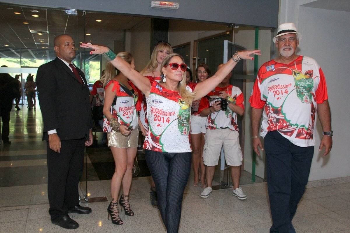 Susana Vieira chegou toda feliz na feijoada da escola Grande Rio, que aconteceu neste domingo (23)