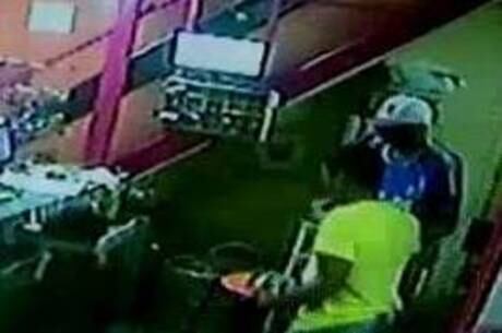 Assalto foi gravado pelas câmeras de segurança da pizzaria