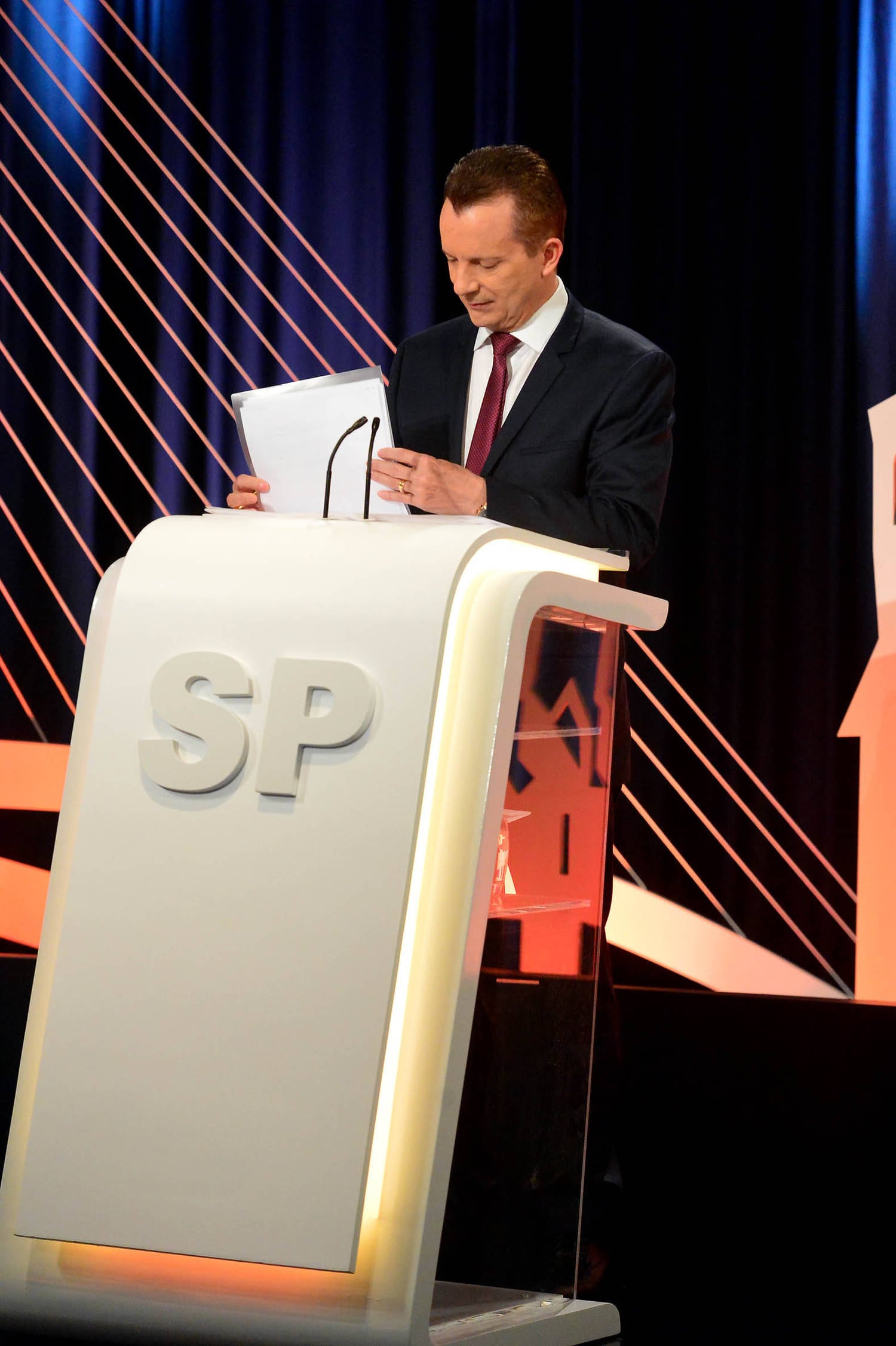 Celso Russomanno, que permaneceu na liderança das pesquisas desde o começo da campanha, minimizou o empate técnico entre ele, Doria e Marta. 

— A situação é clara para a gente no
segundo turno. Nós temos pesquisas internas, estamos acompanhando esse
processo. Nós sabemos que enfrentaríamos dificuldades pelo pouco tempo de
televisão que a gente tem. É totalmente desproporcional o tempo de televisão.
Mas no segundo turno, o tempo é igual para os dois. E aí nós vamos discutir em
condição de igualdade.

Eu quero só ter a oportunidade de apresentar as
propostas com mais tempo de televisão