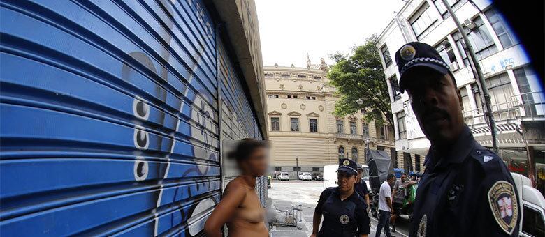 O fotógrafo registrou a abordagem de dois guardas municipais à moradora de rua
