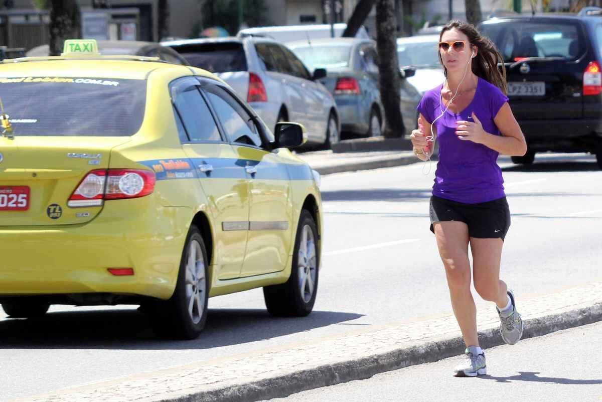 A jornalista Glenda Kozlowski  mostrou, nesta quarta-feira (24), que está em ótima forma. Ela correu de shortinho e camiseta e chamou atenção pelo corpo 