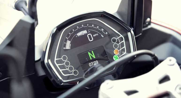 Moto tem painel de instrumentos digital com tela de TFT colorida
