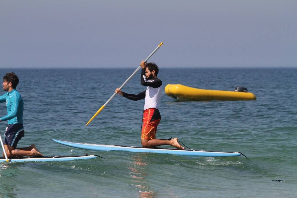 Bruno Gagliasso e Ricardo Pereira praticam stand up paddle na praia da Barra da Tijuca, no Rio