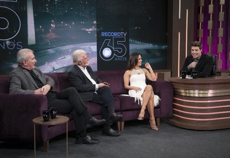 “A Record TV ousou e isso trouxe uma marca pro nosso jornalismo, que é o jornalismo ao vivo. Aconteceu, liga na Record!”, afirma. E Meirelles endossa: “No jornalismo ao vivo, a Record TV é imbatível”