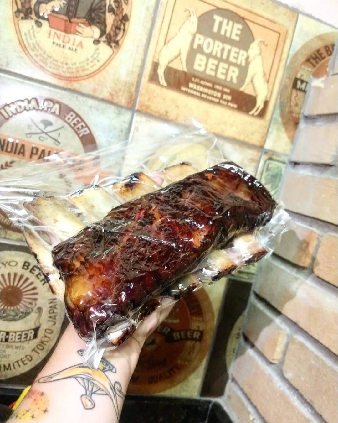 As costelas estão entre as opções mais pedidas, Tanto a suína quanto a bovina passam por uma defumação de 6 horas em lenha de maçã. O cardápio inclui ainda outras delícias, como Buffalo Legs (coxa com sebrecoxa defumada por 2 horas em lenha de maçã), asinha de frango (um pacote contém 10 tulipas, defumadas por 3 horas em lenha de maçã)

