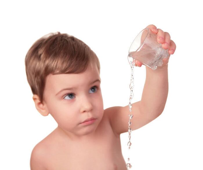 Para ter certeza de que as crianças estão bebendo bastante água, ofereça a elas um copo o tempo todo. Depois, observe se elas estão fazendo xixi. Se a criança não está indo ao banheiro frequentemente, ou se faz pouco xixi, isso é um sinal de que ela precisa de mais água