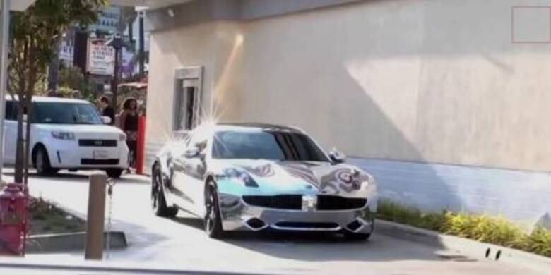 Bieber deixava uma lanchonete de Los Angeles, nos Estados Unidos, acompanhado na época pela ex-namorada, Selena Gomez. Para a surpresa dos presentes, o carro utilizado pelo astro era um Fisker Karma, esportivo elétrico que custa mais de R$ 200 mil (US$ 100 mil) em solo americano
