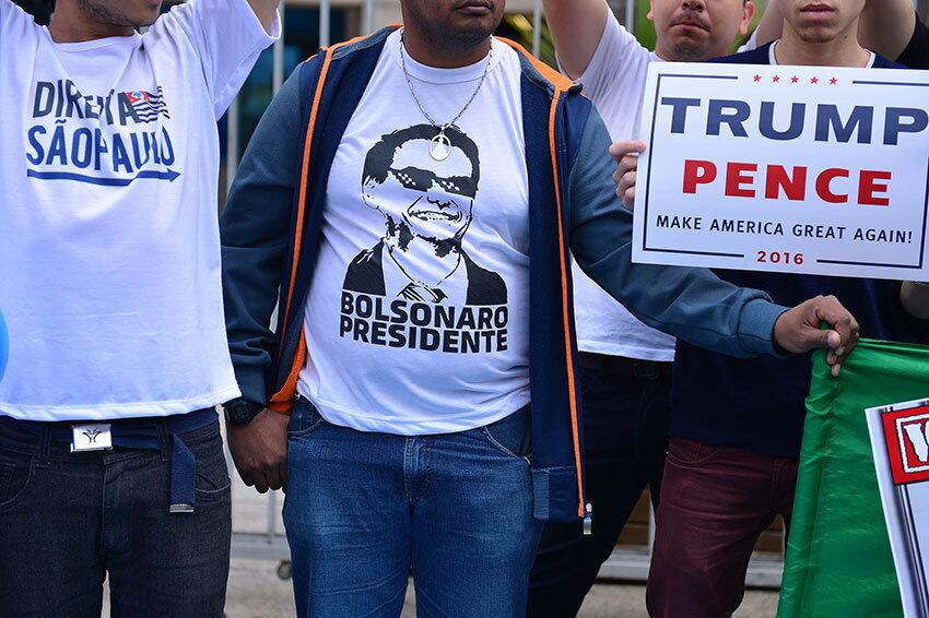 Do lado pró-Trump ouvia-se gritos de "Ustra
vive", "Viva a PM", "Bolsonaro presidente", e até
"Michael Jackson vive", depois que um imitador do astro do pop surgiu
no meio da manifestação e mandou passos de dança em meio ao caos.



Com a confusão, uma das faixas da Avenida Paulista ficou
paralisada por cerca de 40 minutos