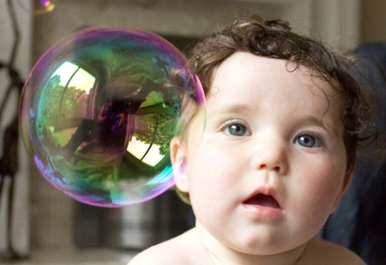 A fisioterapeuta e consultora materno-infantil, do Instituto Metamorfose Mãe e Bebê, Geovana Régis, reforça que o horário do banho depende da dinâmica familiar, das características do bebê e do clima da região. “Alguns bebês, por exemplo, relaxam com banho, para estes é interessante inserir no ritual noturno. Já aqueles que se agitam, o melhor é escolher um momento afastado dos horários de sono. O mais importante é incluir o banho na rotina do bebê e procurar fazer isto mais ou menos no mesmo horário todos os dias. Uma sequência de ações repetidas diariamente traz mais calma e segurança para os bebês”, justifica.