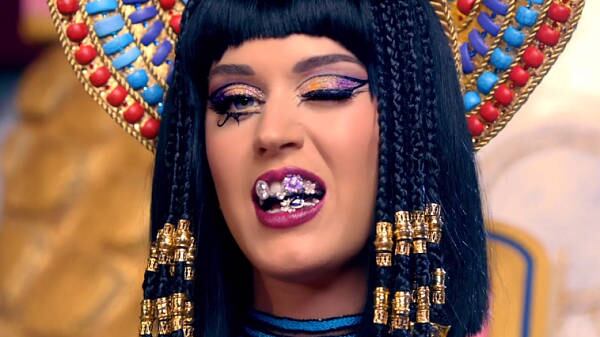 Katy Perry retorna à lista no terceiro lugar com o videoclipe da canção Dark Horse. A música, que tem participação de Juice J, tem 912 milhões de acessos com pouco mais de um ano no ar

