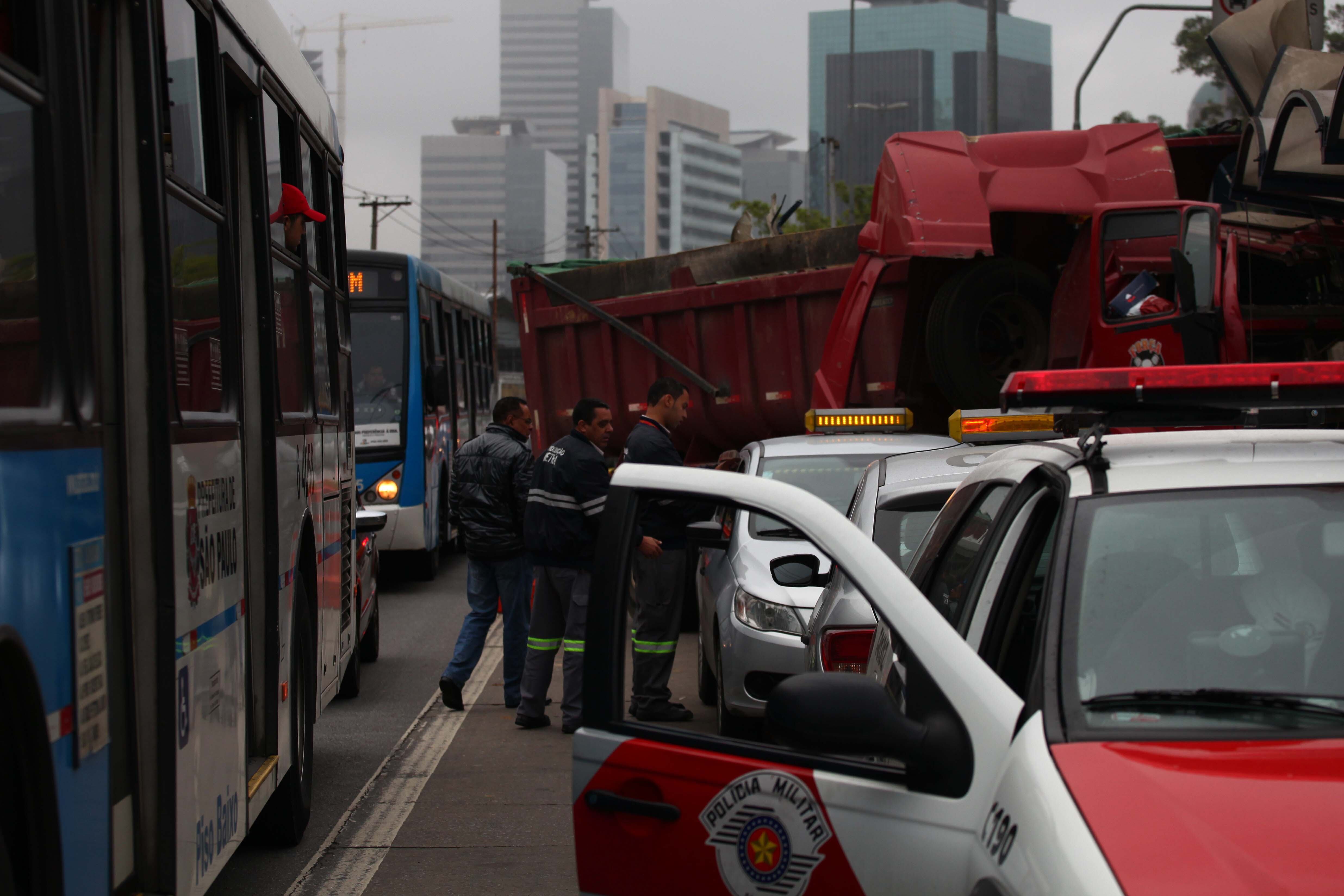 Três horas depois, uma das quatro faixas permanecia bloqueada aguardando perícia. O trânsito estava ruim por aproximação