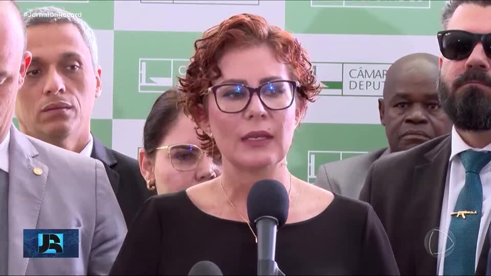 Moraes determina a inclusão do nome de Carla Zambelli na lista de procurados da Interpol