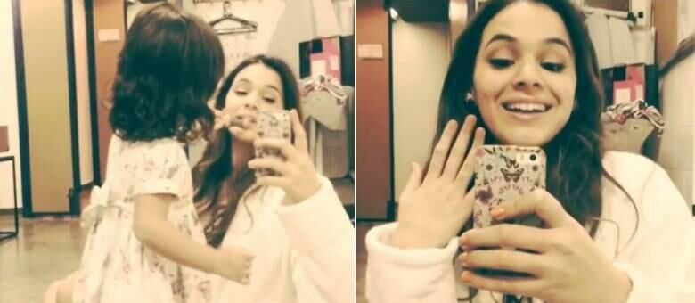 Bruna Marquezine sendo maquiada pela atriz mirim Duda Macedo em camarim