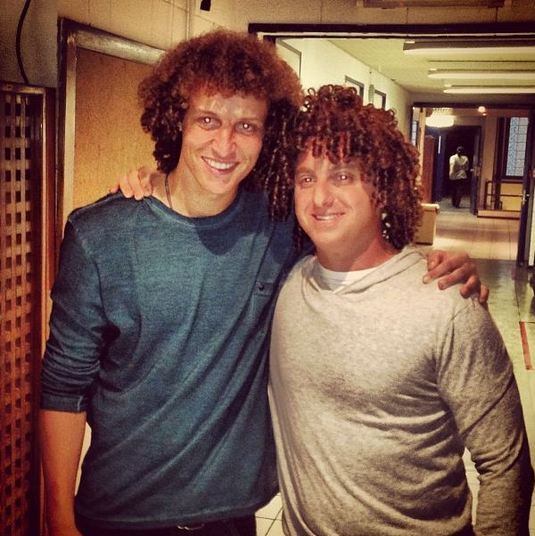 Quem também quis viver um dia de David Luiz foi o apresentador Luciano Huck, que posou orgulhoso com uma peruca ao lado do jogador