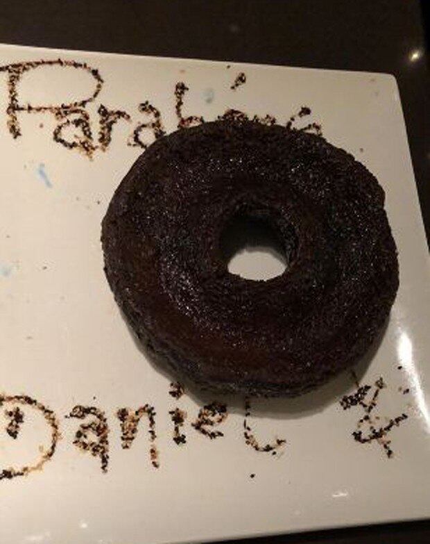 Ivete Sangalo provou que é gente como a gente. Ao comemorar os 33 anos do marido Daniel Cady, a cantora realizou uma festa intimista e sem ostentação em um restaurante de comida japonesa em Salvador. Mas o que realmente chamou a atenção foi o bolo escolhido para celebrar mais um ano de vida do nutricionista: no lugar de uma sobremesa ornamentada, com cobertura e recheio, um simples bolo de chocolate caseiro