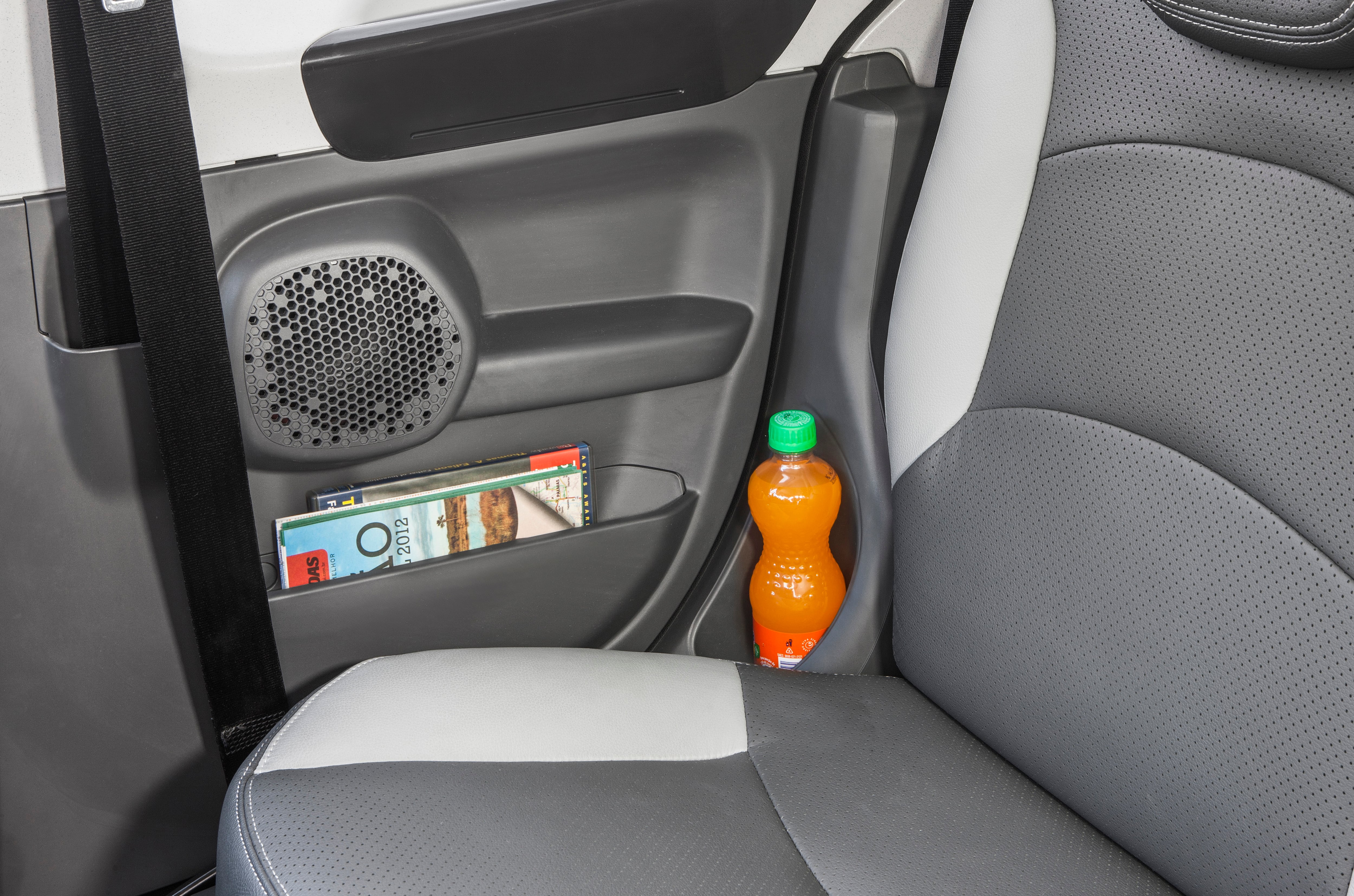 A marca aproveitou as mudanças pra reformular o forro da parte traseira da cabine, adicionando novos porta-trecos