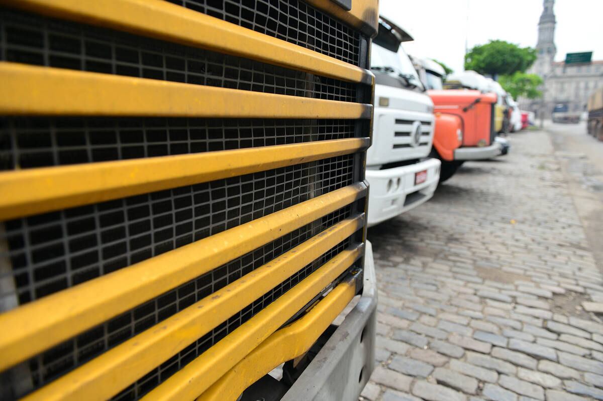 Em meio à paralisação da categoria, caminhoneiros falaram ao R7 sobre as dificuldades durante a greve. No Porto de Santos, o movimento é tranquilo nesta quarta-feira (25) e não há paralisações, mas os caminhoneiros relatam mudanças na rotina por causa da presença de várias viaturas da PRF (Polícia Rodoviária Federal)

Reportagem: Ana Ignácio, do R7, enviada a Santos (SP)