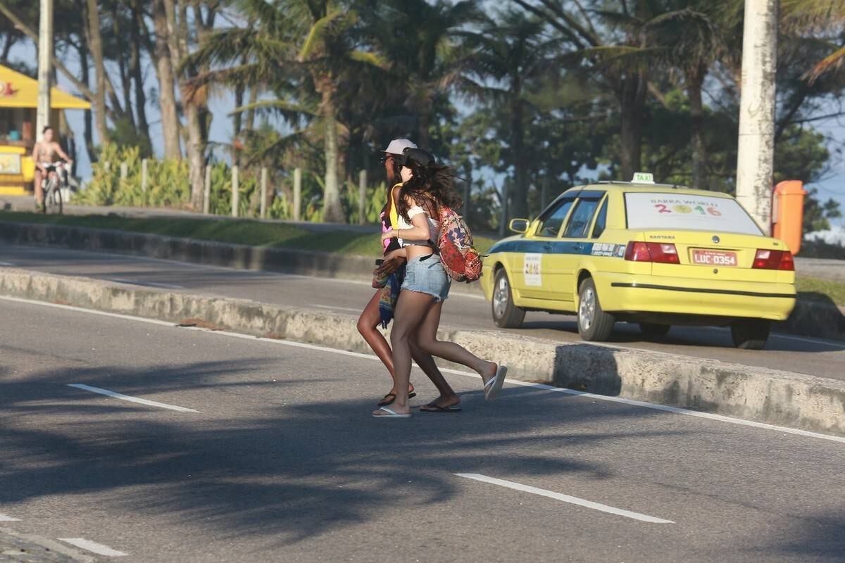 Isis Valverde esteve na praia da Reserva, no Rio