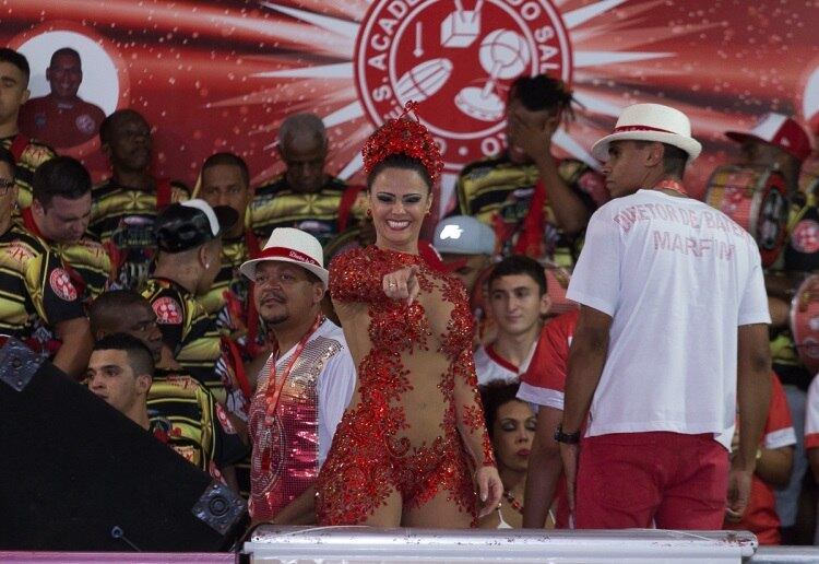 Vestida dota de vermelho, a modelo sambou na escola