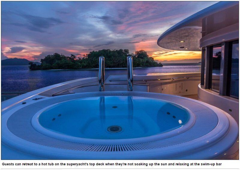 Os hóspedes do barco podem curtir o pôr-do-sol em uma hidromassagem
instalada no deck do superiate. A banheira de água quente da embarcação tem capacidade
para 16 pessoas