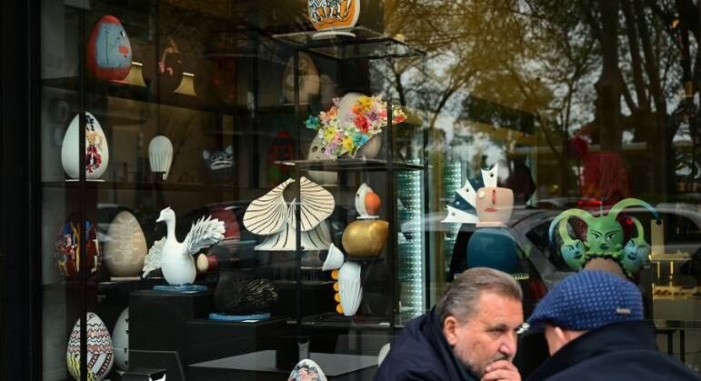 A confeitaria do chef italiano também tem uma área para tomar um café e apreciar a vitrine, recheada de obras de arte inteirinhas de chocolate