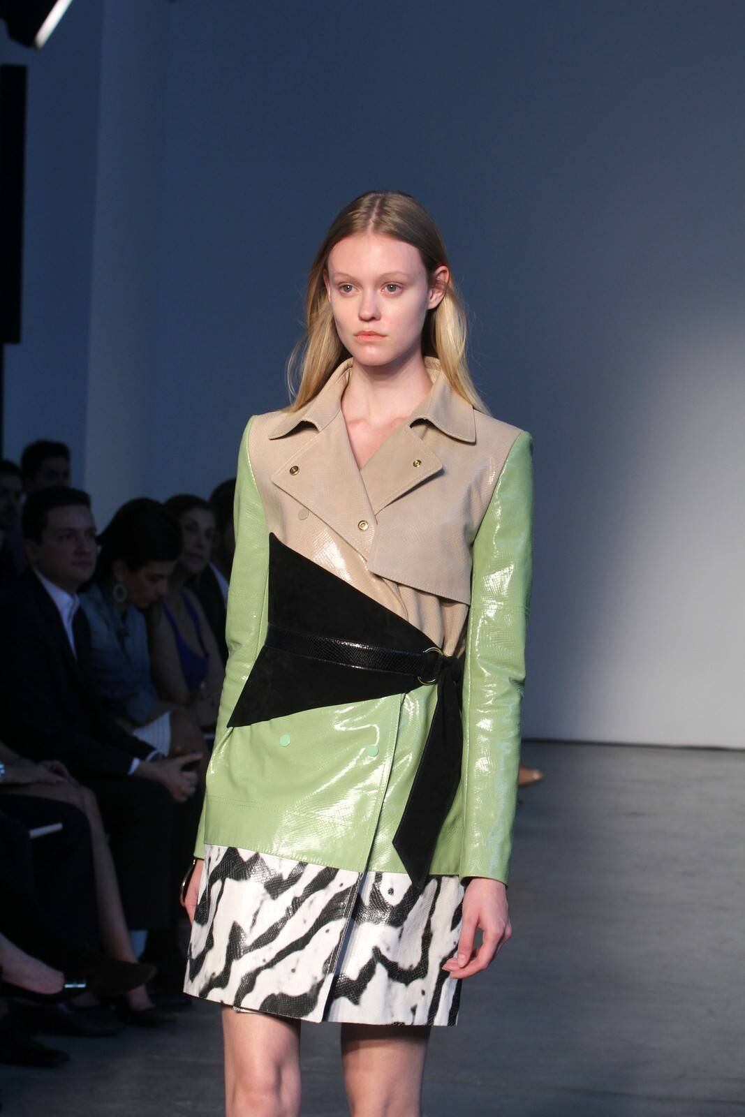 O segundo dia de desfiles da temporada inverno 2015 da São Paulo Fashion Week começou com a coleção do estilista Pedro Lourenço, nesta terça-feira (4). As modelos entraram na passarela após uma hora de atraso e vestiram peças feitas de diferentes materiais, que iam desde os trabalhos com paetês até detalhes com argolas de meta. Além dos casacos e saias que deram um ar sexy à coleção, as sandálias com saltos largos, arredondados e amarrações no tornozelo também foram destaque na passarela