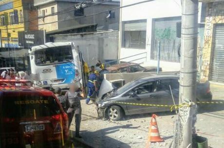 O acidente ainda danificou um poste