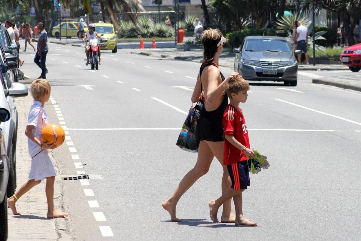 Fernanda Lima leva gêmeos para praia do Rio de Janeiro 