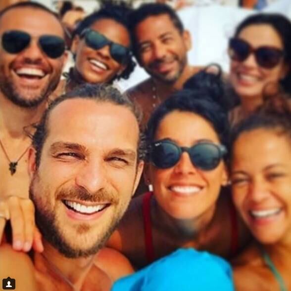 Igor Rickli está em festa! O ator que estrelou A Terra Prometida completou nesta quarta-feira (14) a chegada de seus 33 anos. Ele recebeu da amiga, a atriz Li Borges, um presente especial: uma mensagem carinho por meio do Instagram cheia de energias positivas.
— Hoje o dia é desse sol brilhante aí! Amigo, te desejo sol, lua, estrela, te desejo flores, amores, gargalhadas felizes, sonhos realizados, saúde abundante pra continuar sua linda trajetória nessa terra!️️ Te admiro muito!!! Você é tipo incrível! Não é à toa que formou essa família linda e amada por todos!!! Amo vocês!