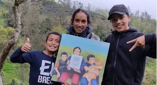 Família mostra homenagem feita com foto do dia em que ganharam placa do youtube