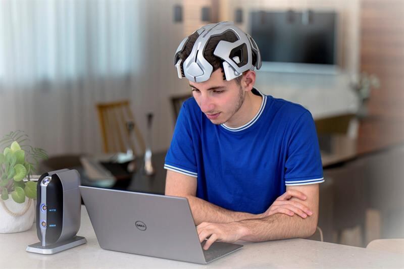 Jovem testa capacete para o tratamento do transtorno do déficit de atenção