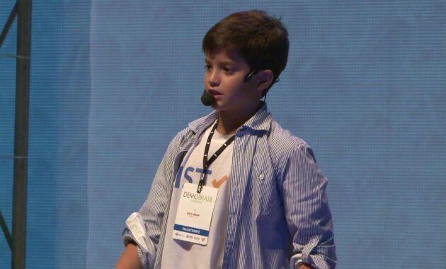 David Braga

Ao ver as
dificuldades da mãe para completar as compras da sua lista de material escolar,
o brasileiro David Braga, de 14 anos, decidiu ajudá-la. Não, ele não a
acompanhou até as papelarias, nem se ofereceu para carregar a sacola — ele fez
mais que isso.

David criou um aplicativo chamado List-it, que compila comércios
e clientes, e agiliza o processo para que os pais não precisem mais botar os
pés em nenhuma loja.

Preenchendo
os campos com o nome da escola e a série do aluno, os itens pedidos aparecem
como em um passe de mágica, e o problema está resolvido.

Hoje, o aplicativo já
conta com cerca de três mil cadastrados.

David é filho de um empresário, que ajudou o filho como investidor no negócio.
Além de bancar o preço inicial do aplicativo, ele também chamou mais três
sócios para ajudar na empreitada