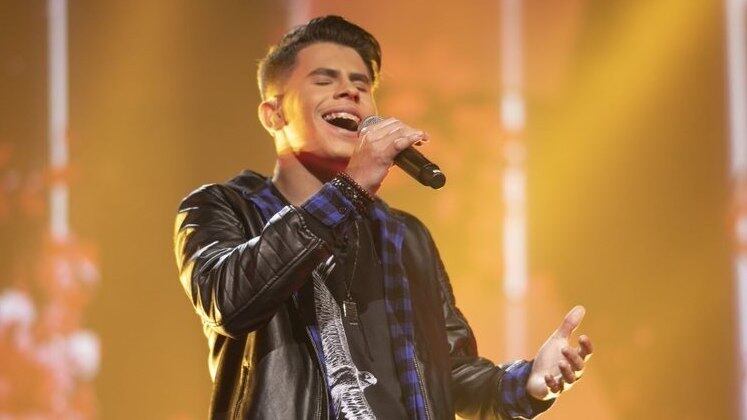 Nem
que seja para brincar de ser feliz! Jota V mandou ver com a canção de Chitãozinho & Xororó,
com a música Brincar de Ser Feliz, fez alguns especialistas se emocionarem! Essa
música toca o coração, né? 
