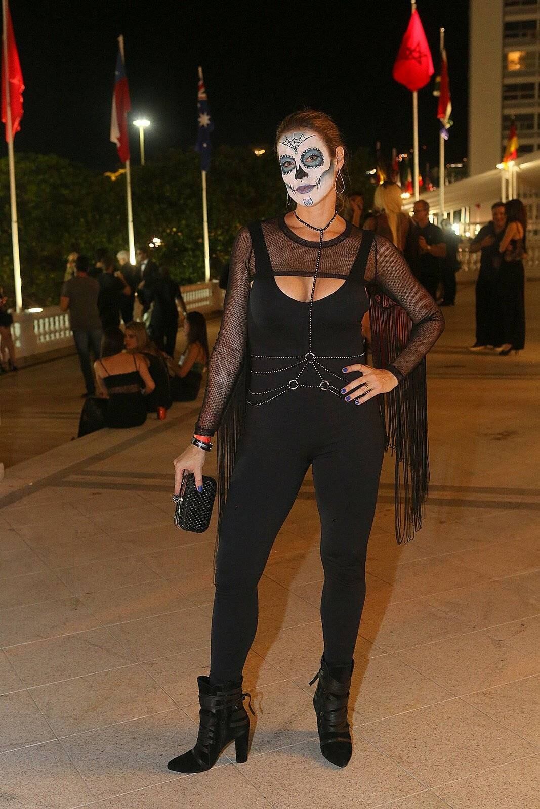 Luana Piovani vestiu um look all black e completou o visual com uma maquiagem assustadora