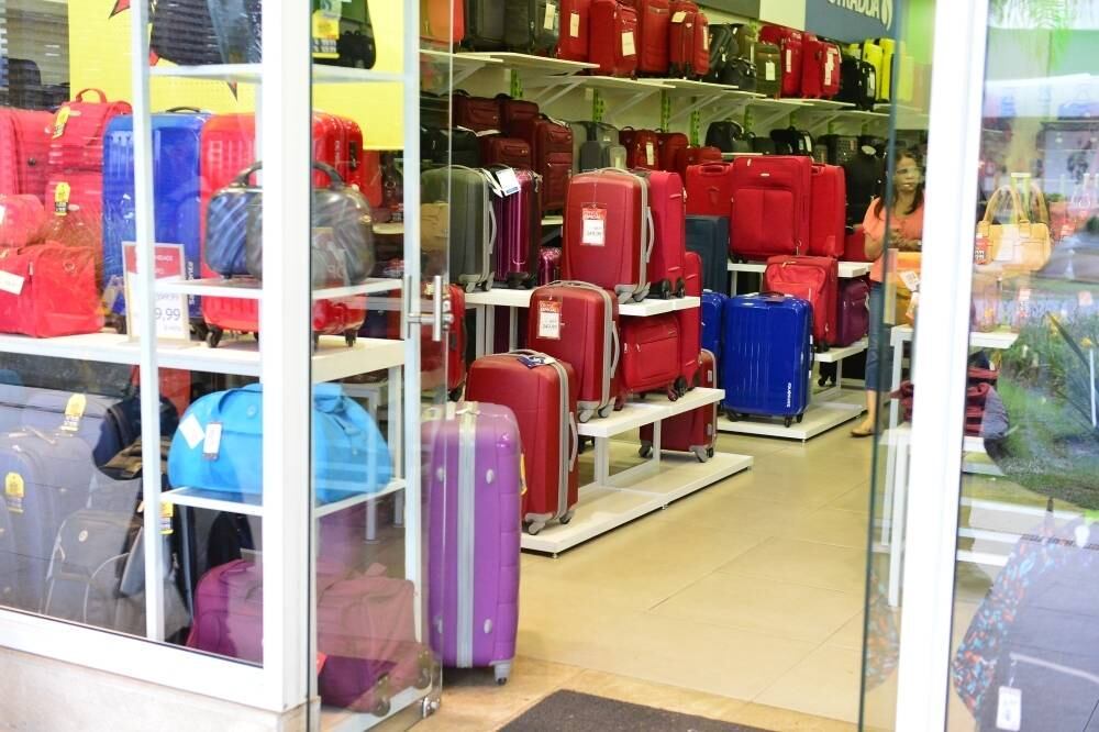 Na loja da Le Postiche do Outlet Premium encontramos malas da Samsonite por R$ 399,99