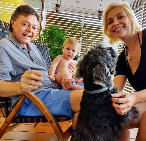 Luiza Possi com o pai, o filho e o cão de estimação