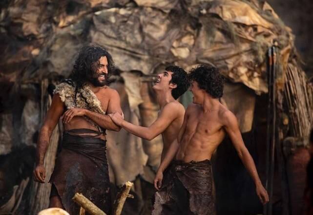 TRILHA SONORA

Daniel Figueiredo é o compositor que trabalhou no desafio de criar uma trilha sonora para a novela. Daniel coleciona trabalhos de sucesso na emissora, como José do Egito, Os Dez Mandamentos, Jezabel, e já escreveu milhares de canções. O músico acredita que a trilha auxilia a contar a história: "Com certeza, com Gênesis, eu baterei meu próprio recorde de quantidade de canções produzidas para uma novela", disse.
