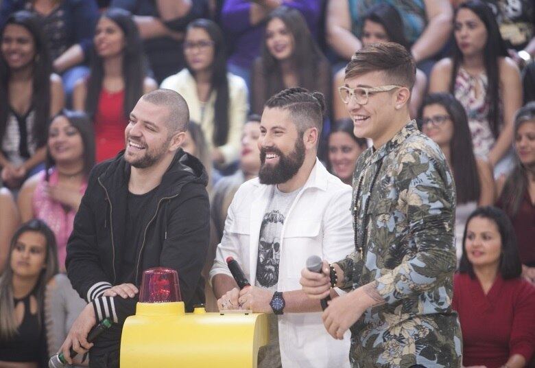 No lado dos homens, MC Gui e Victor Sarro ajudam Mateus Boeira com o desafio 