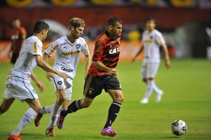 Neto Baiano marcou um golaço no fim do primeiro tempo