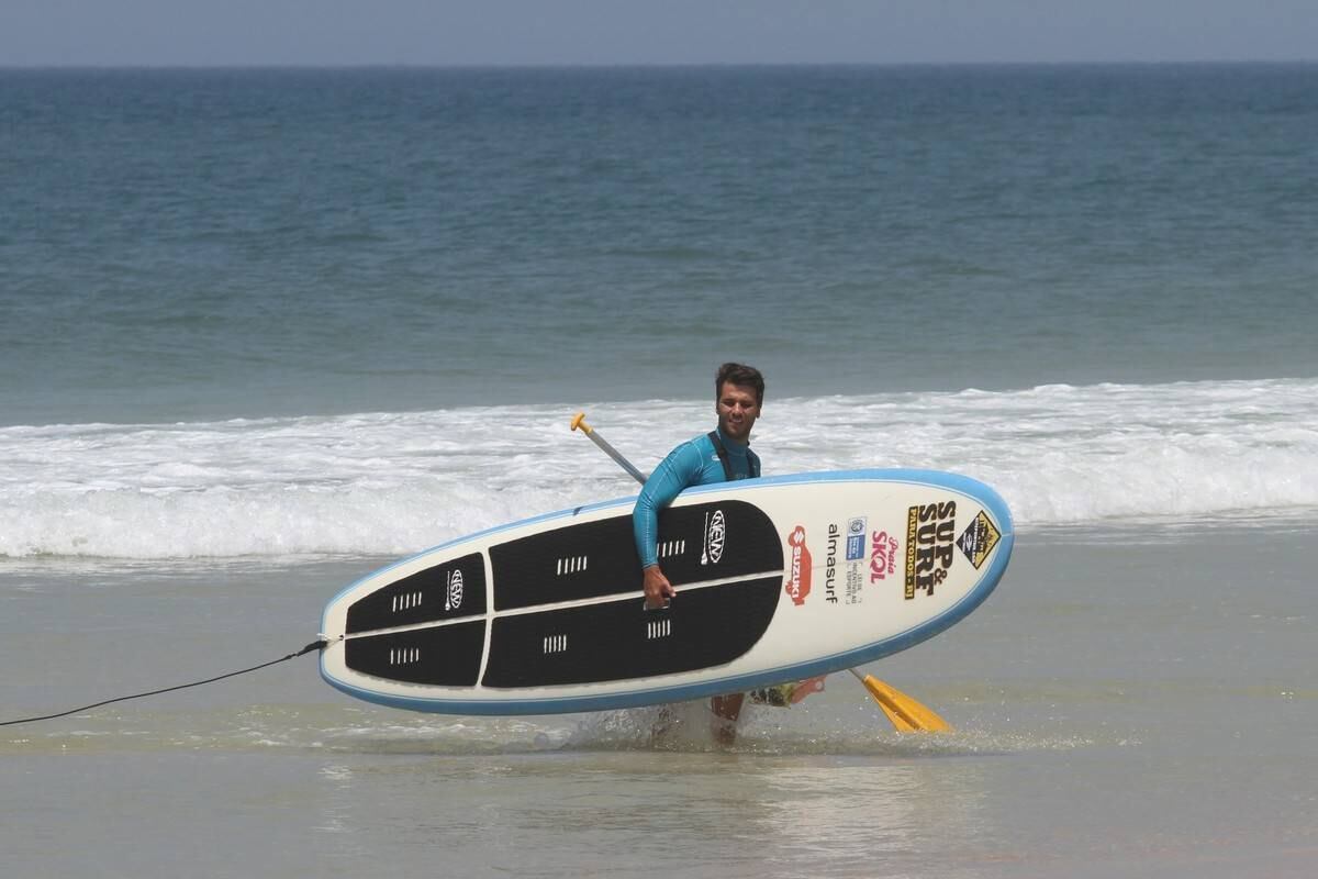 Bruno Gagliasso e Ricardo Pereira praticam stand up paddle na praia da Barra da Tijuca, no Rio