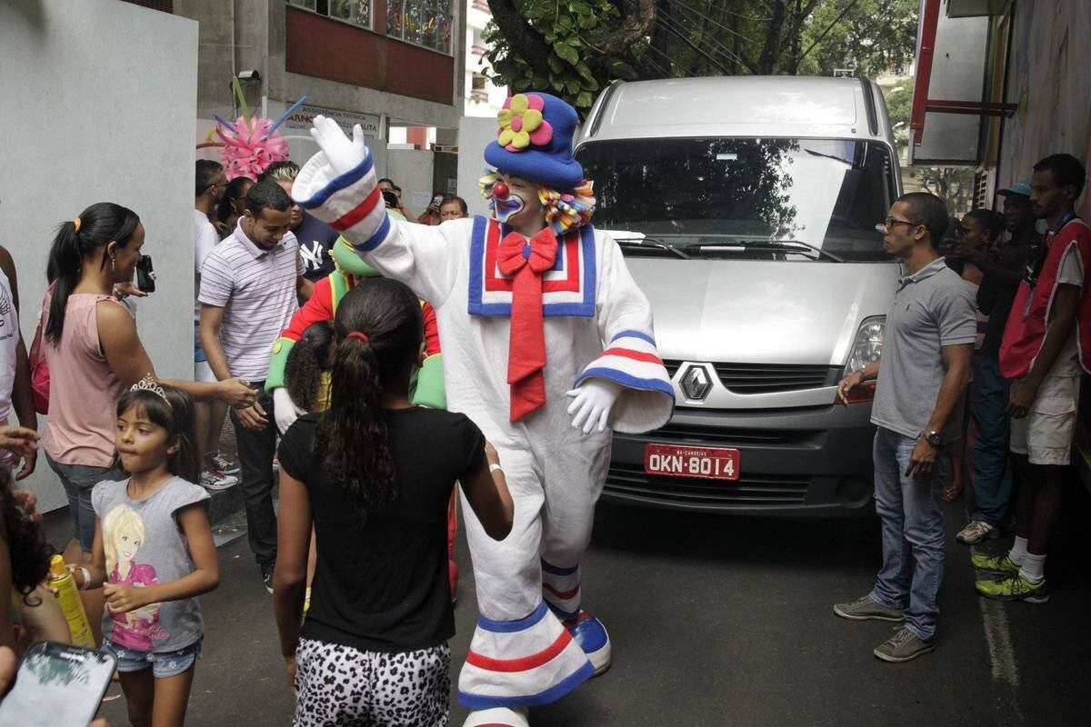 A garotada rodeou os palhaços 